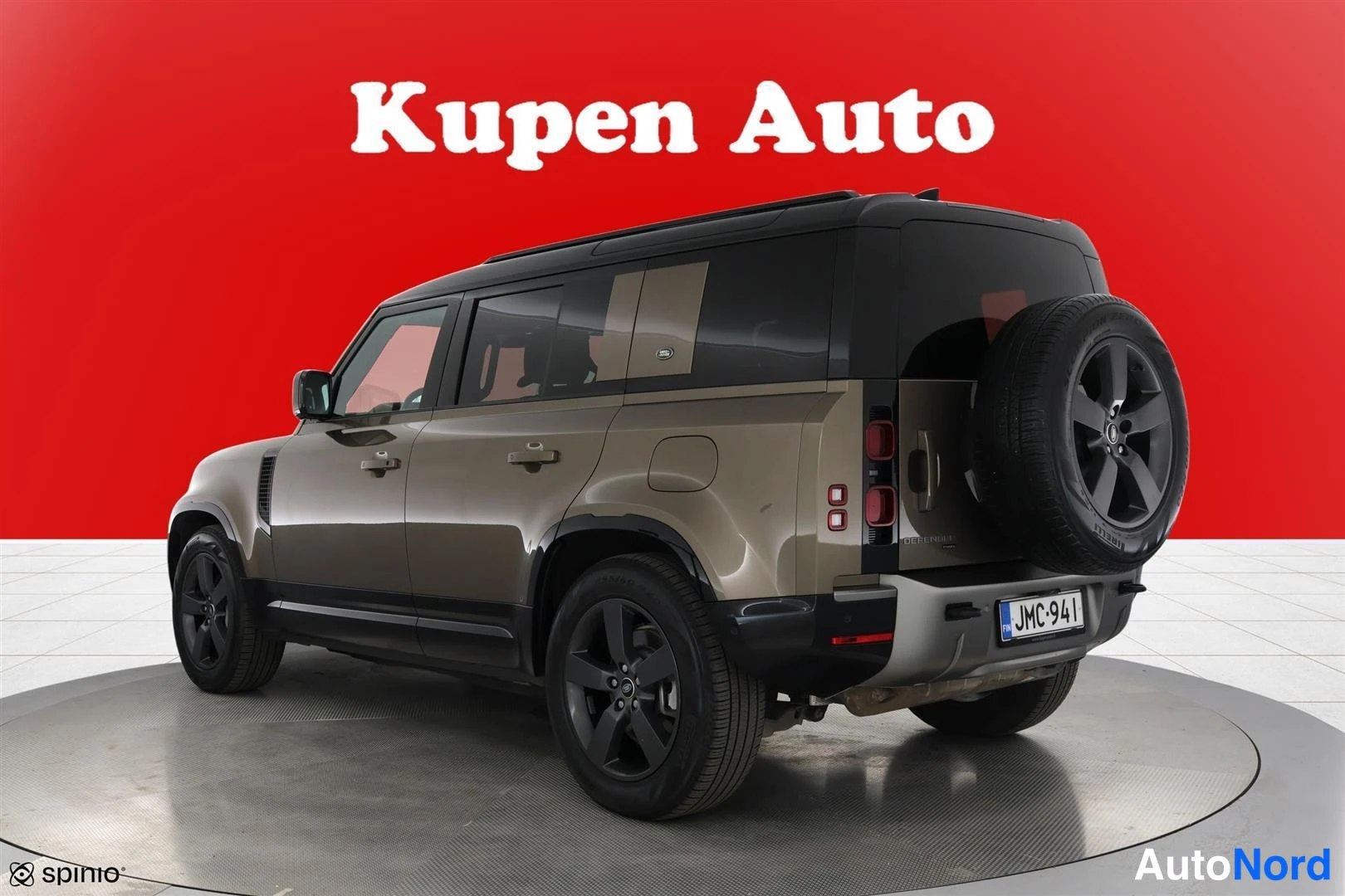 Takaviisto: Land Rover Defender takaviisto vasemmalta, varapyörä takaluukussa, rekisteritunnus.
