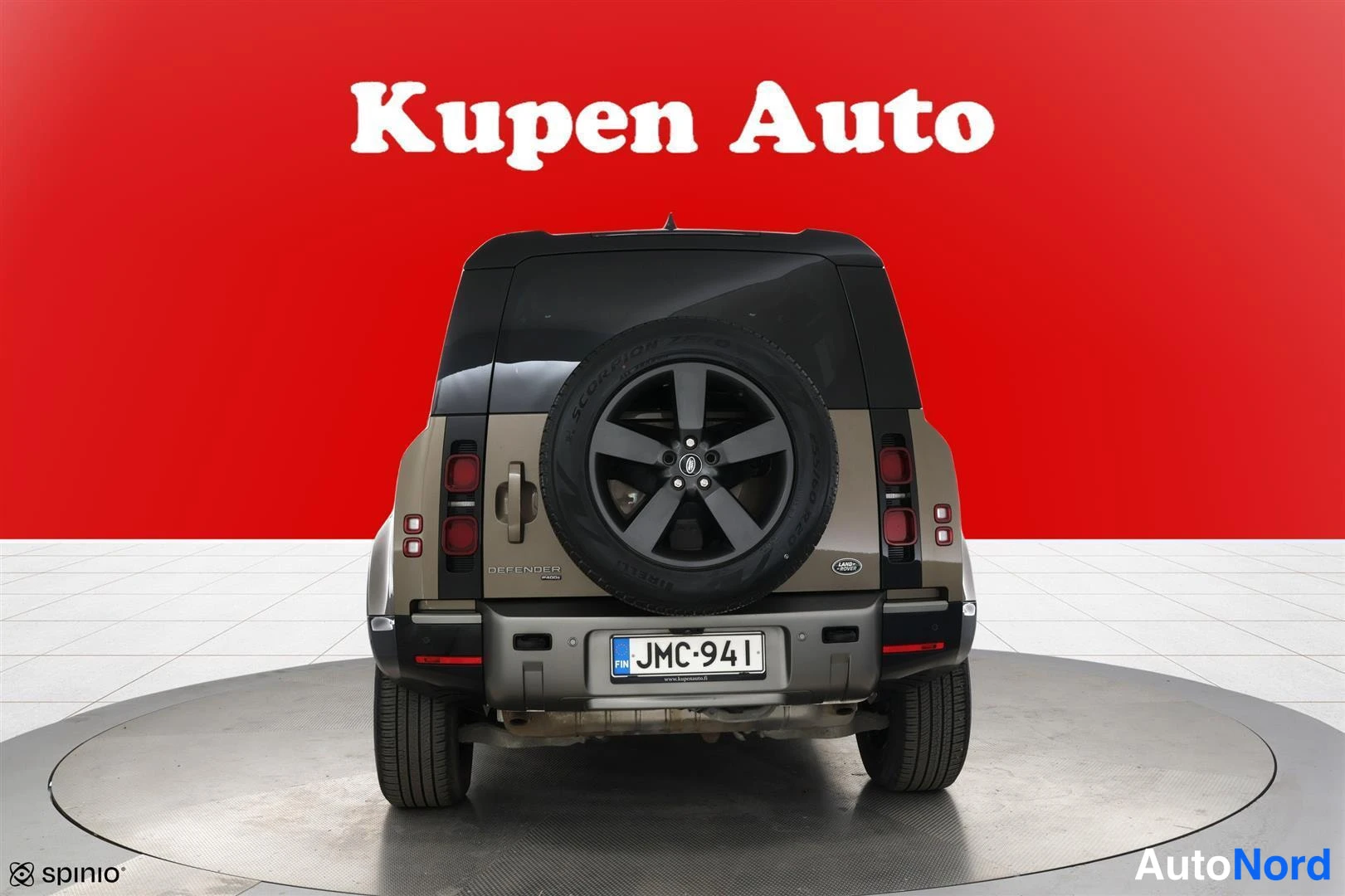 Takaa: Land Rover Defender takaapäin kuvattuna; varapyörä takaluukussa, rekisteri