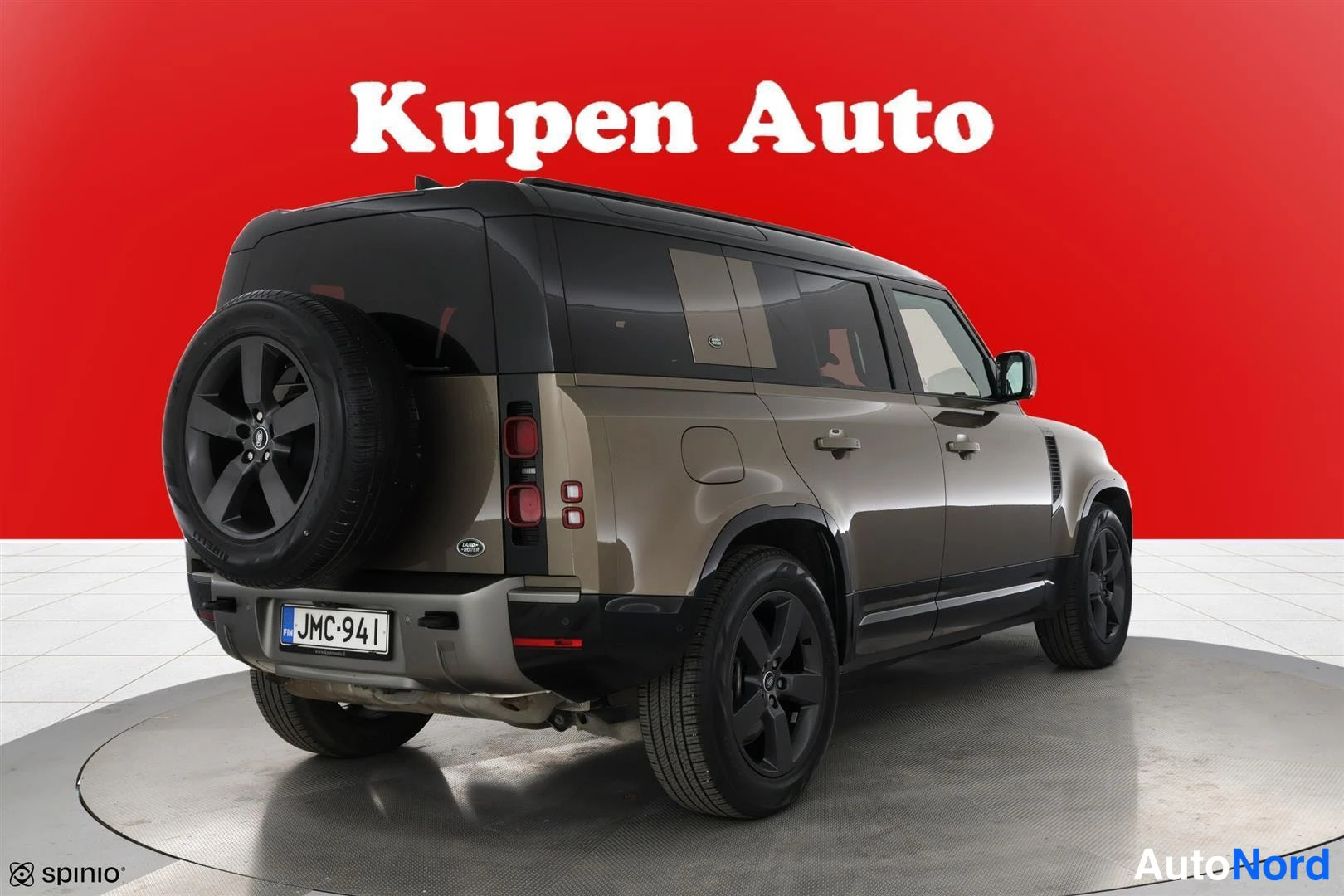 Takaviisto: Land Rover Defender takaosan ja vasemman sivun kulmasta kuvattuna, kattoluukku näkyy katolla