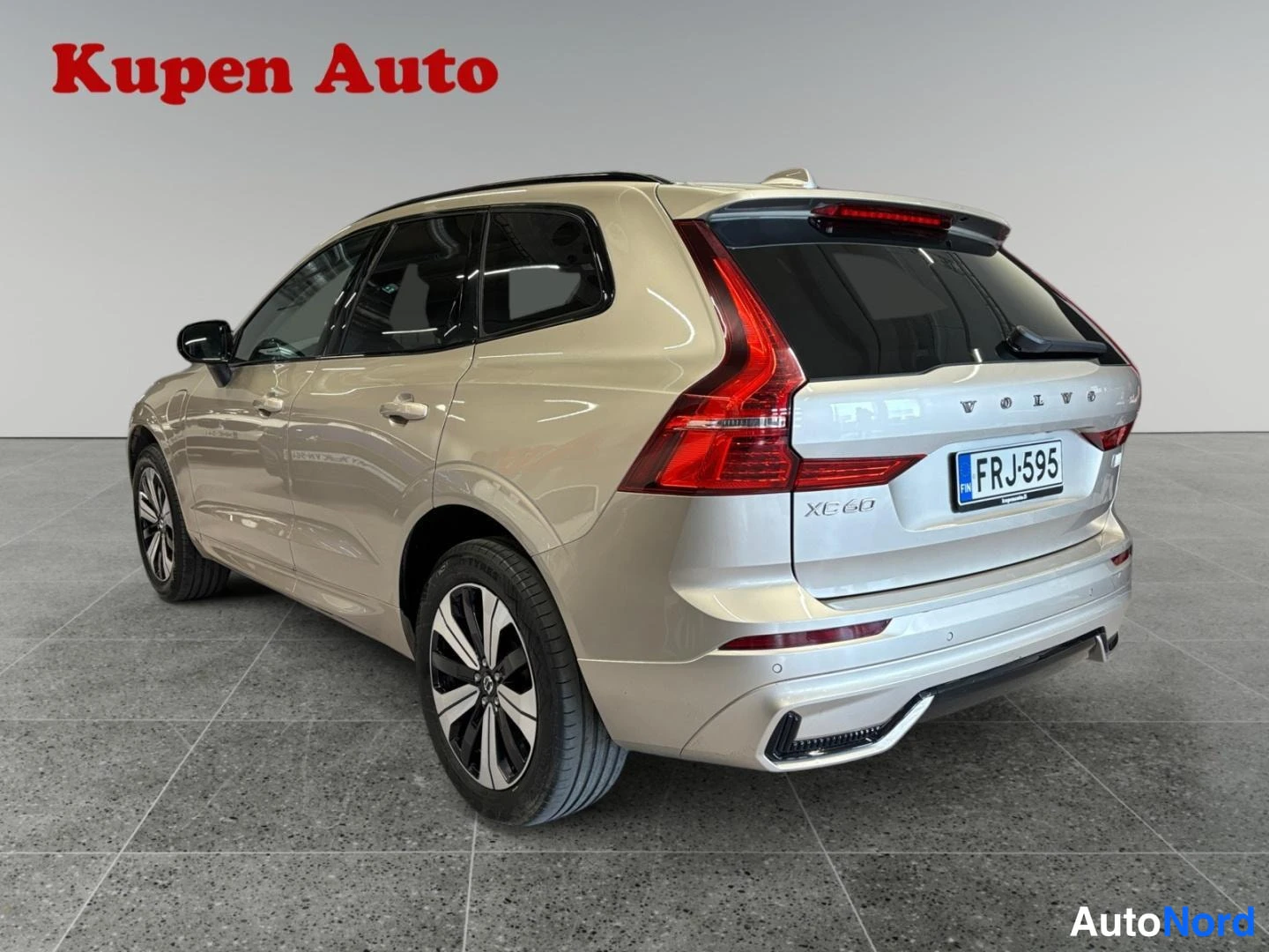 Takaviisto: Volvo XC60 takaa oikealta kolmasosakulmassa, XC60-teksti ja Volvo-merkki takaluukussa.