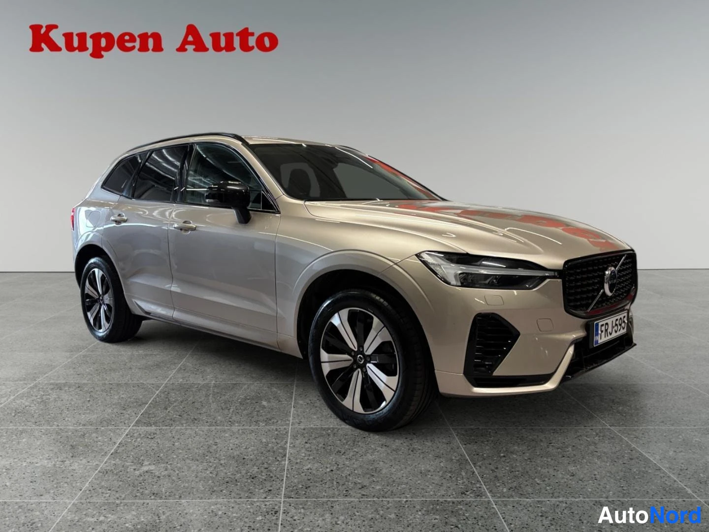 Etuviisto, nokka oikealle: Volvo XC60 edestä oikealta kolmasosakulmassa, musta etusäleikkö ja rekisteri.