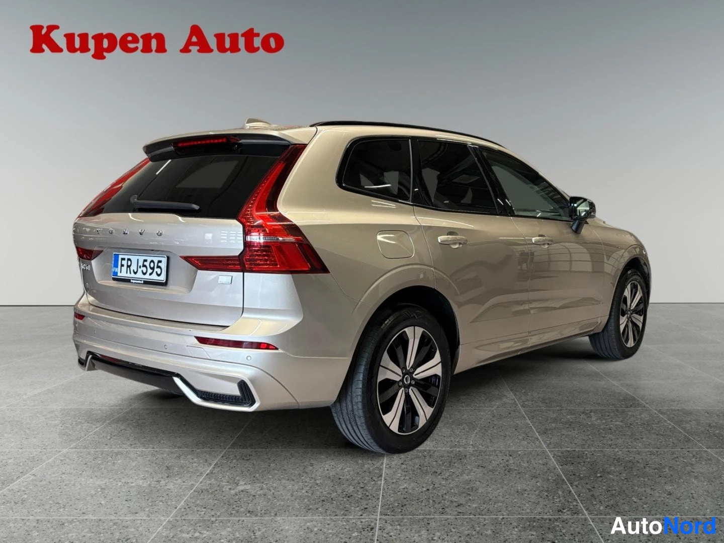 Takaviisto: Volvo XC60 takaa vasemmalta kolmasosakulmassa, rekisteri takaluukussa.