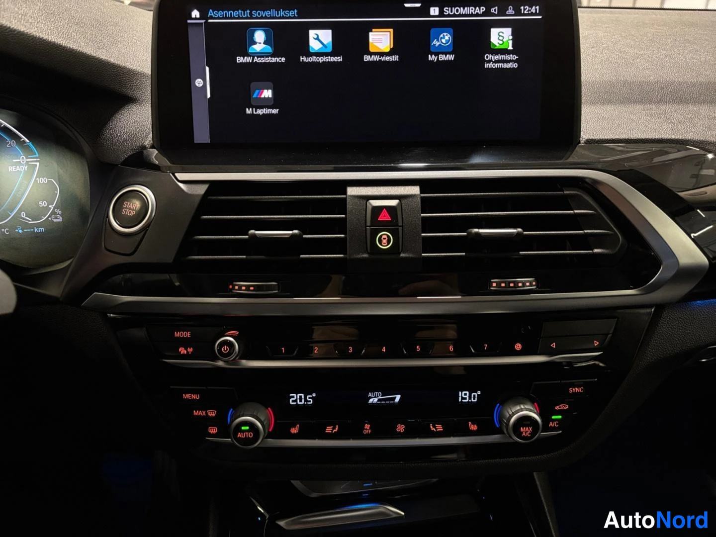 Ohjaamo: Kojelaudan keskialue: BMW:n infotainment-näyttö, ilmastointipaneeli ja start/stop-painike