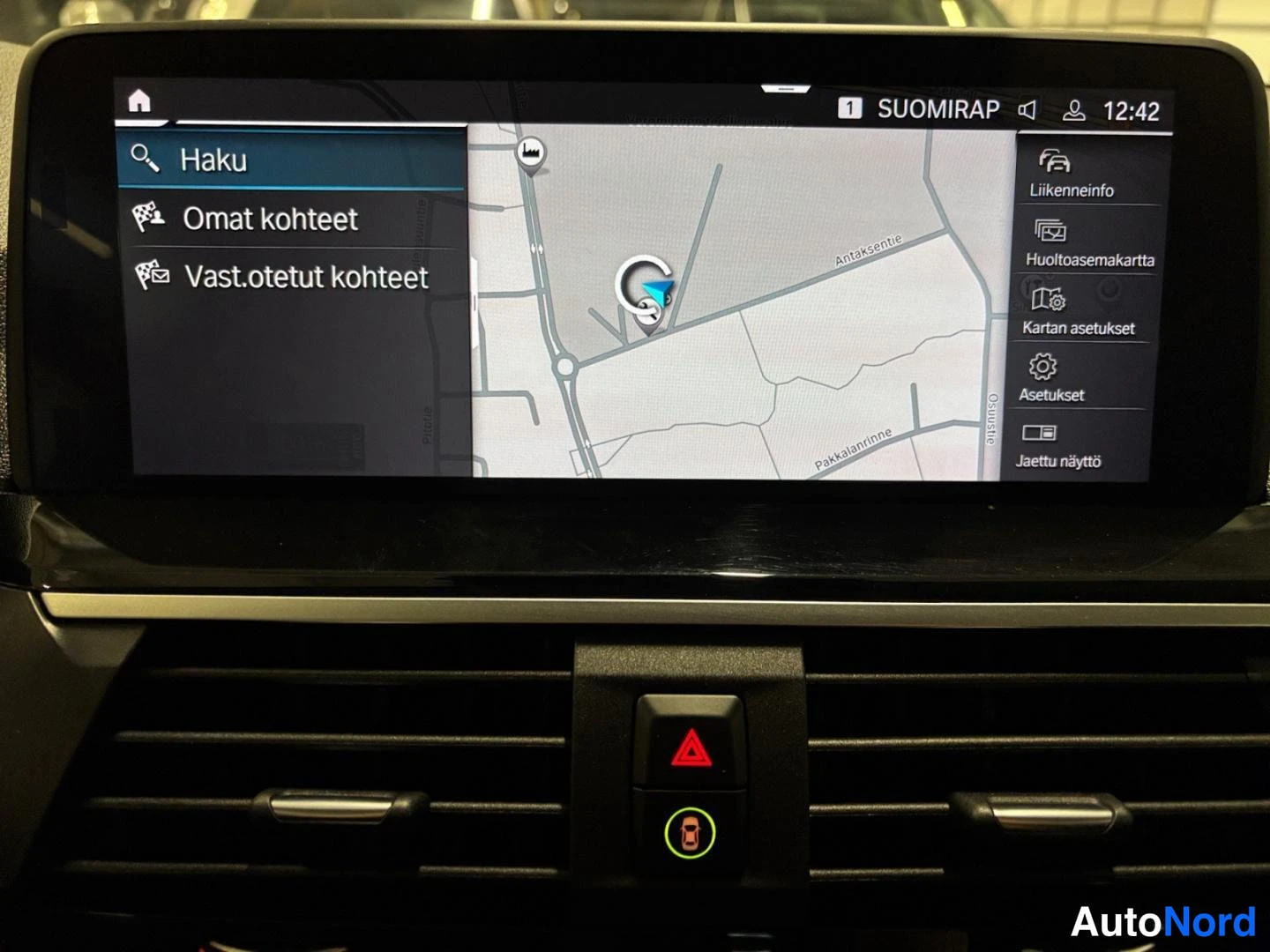 Yksityiskohta: BMW:n kesk Näytön navigoinnin valikko karttanäkymällä