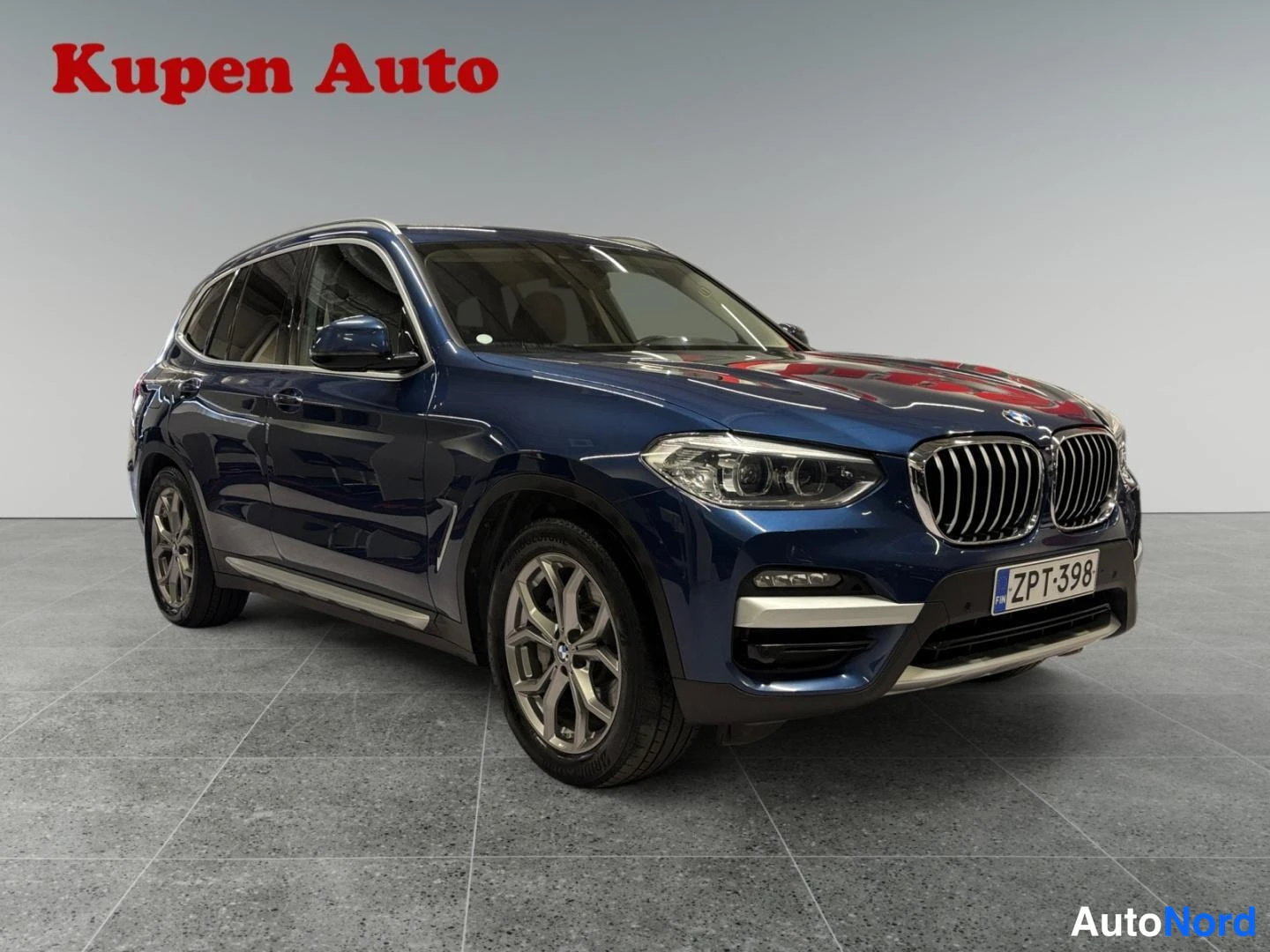 Etuviisto, nokka oikealle: BMW X3 edestä oikealta, rekisteritunnus