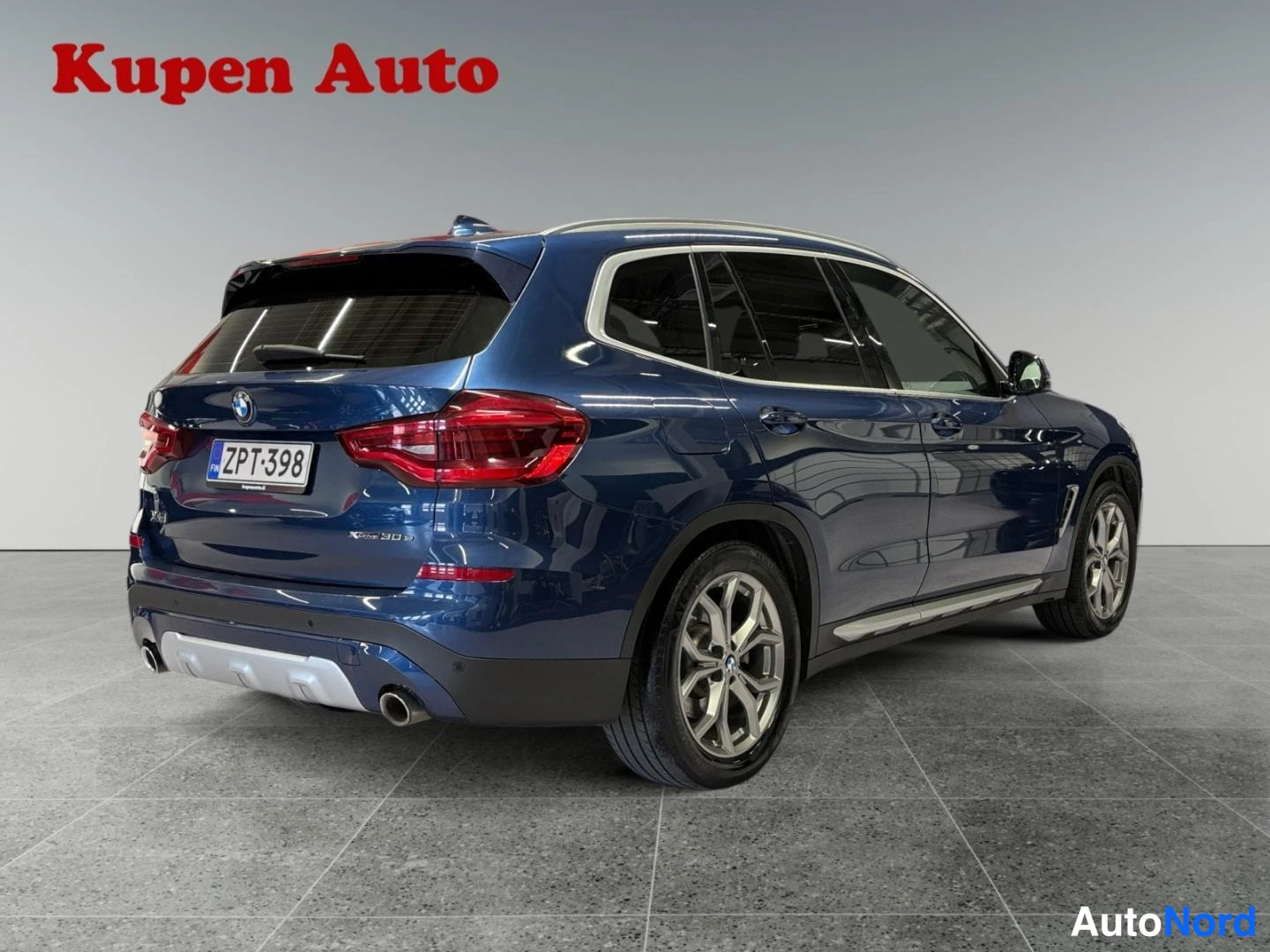 Takaviisto: BMW X3 takaa oikealta, rekisteritunnus