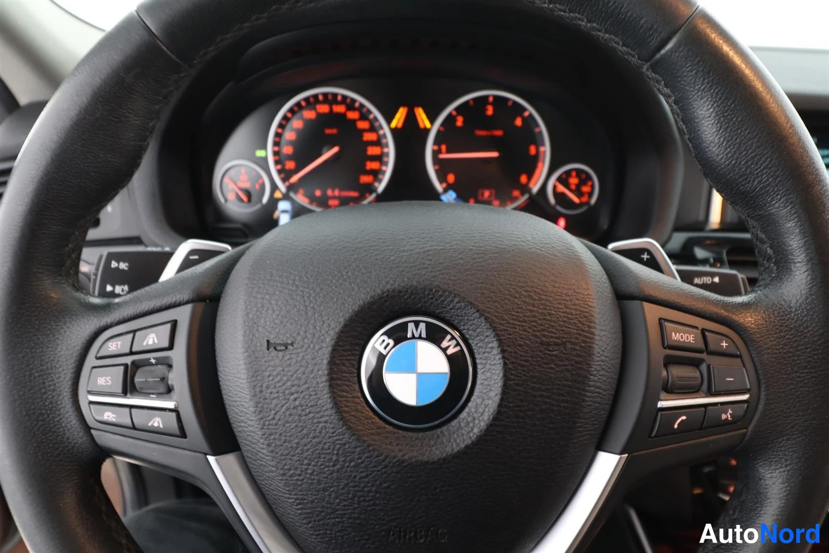 Ohjaamo: BMW-ohjauspyörä ja mittaristo, jäljellä oleva matka 643 km näytössä