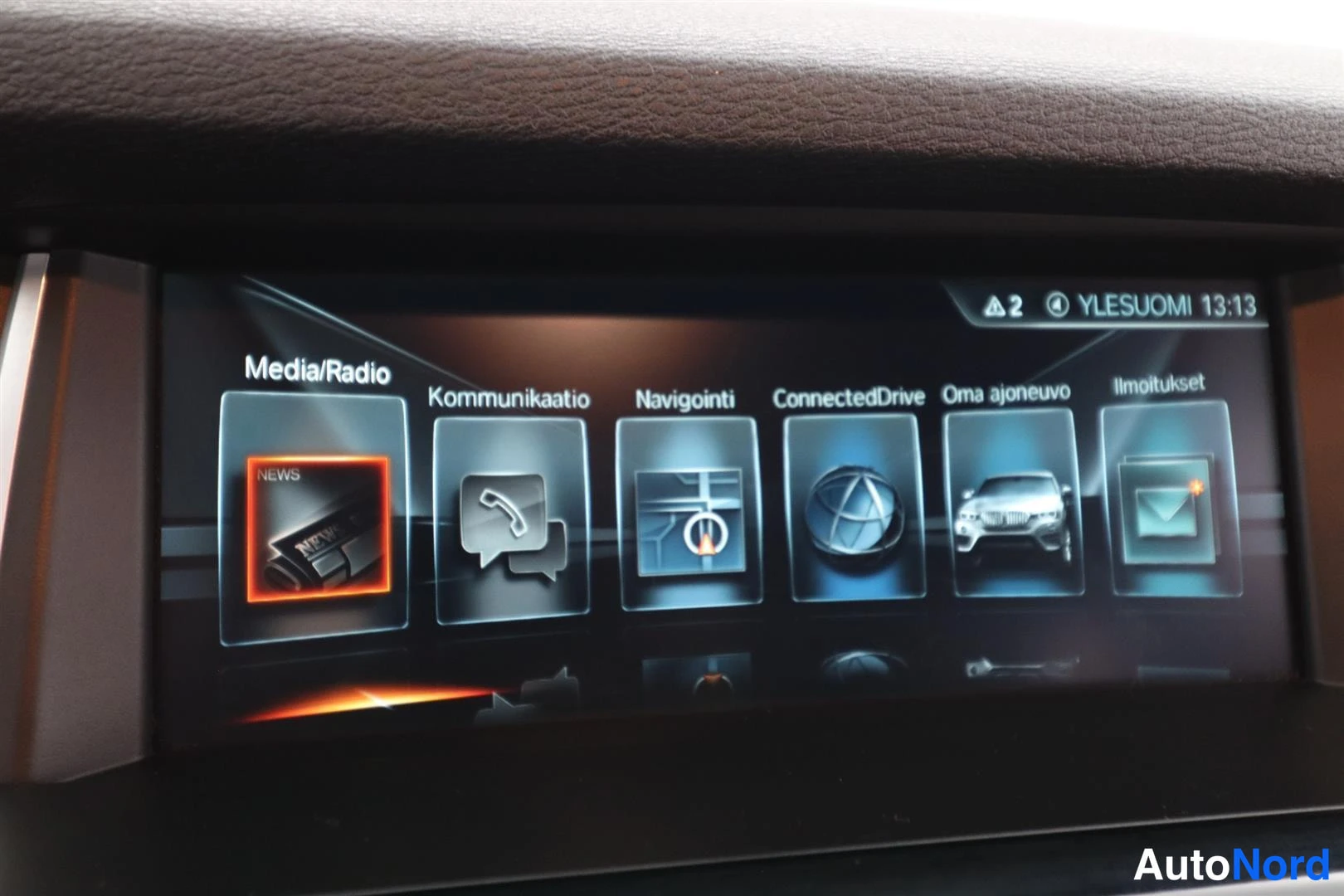 Ohjaamo: Infotainment-järjestelmän päävalikko: Media/Radio, Kommunikaatio, Navigointi, ConnectedDrive, Oma ajoneuvo, Ilmoitukset