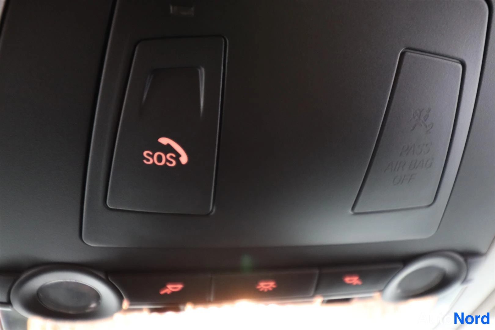 Ohjaamo: Kattokonsolin SOS-puhelinpainike ja PASS AIR BAG OFF-kytkin
