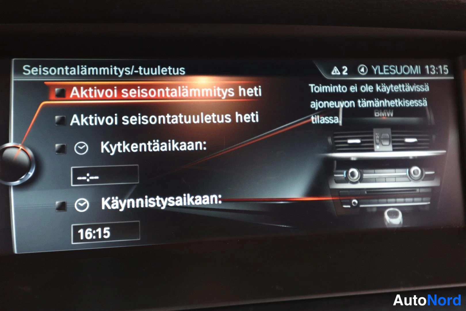 Yksityiskohta: Auton näytön valikko 'Seisontalämmitys/-tuuletus' aktivointivaihtoehdoilla ja käynnistysajalla 16:15.