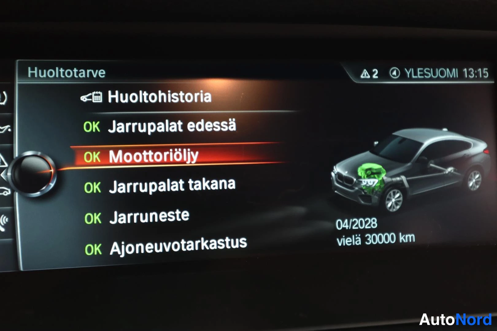 Yksityiskohta: Näytön huoltotarve-valikko: huoltohistoria, jarrupalat, moottoriöljy, jarruneste ja ajoneuvotarkastus OK; seuraava huolto 04/2028 tai 30000 km.