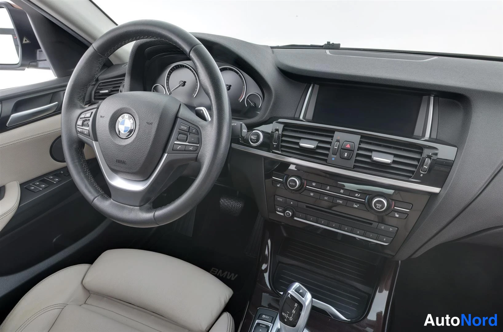 Muu: BMW-ohjauspyörä, mittaristo, keskikonsoli ja vaalea etuistuin.