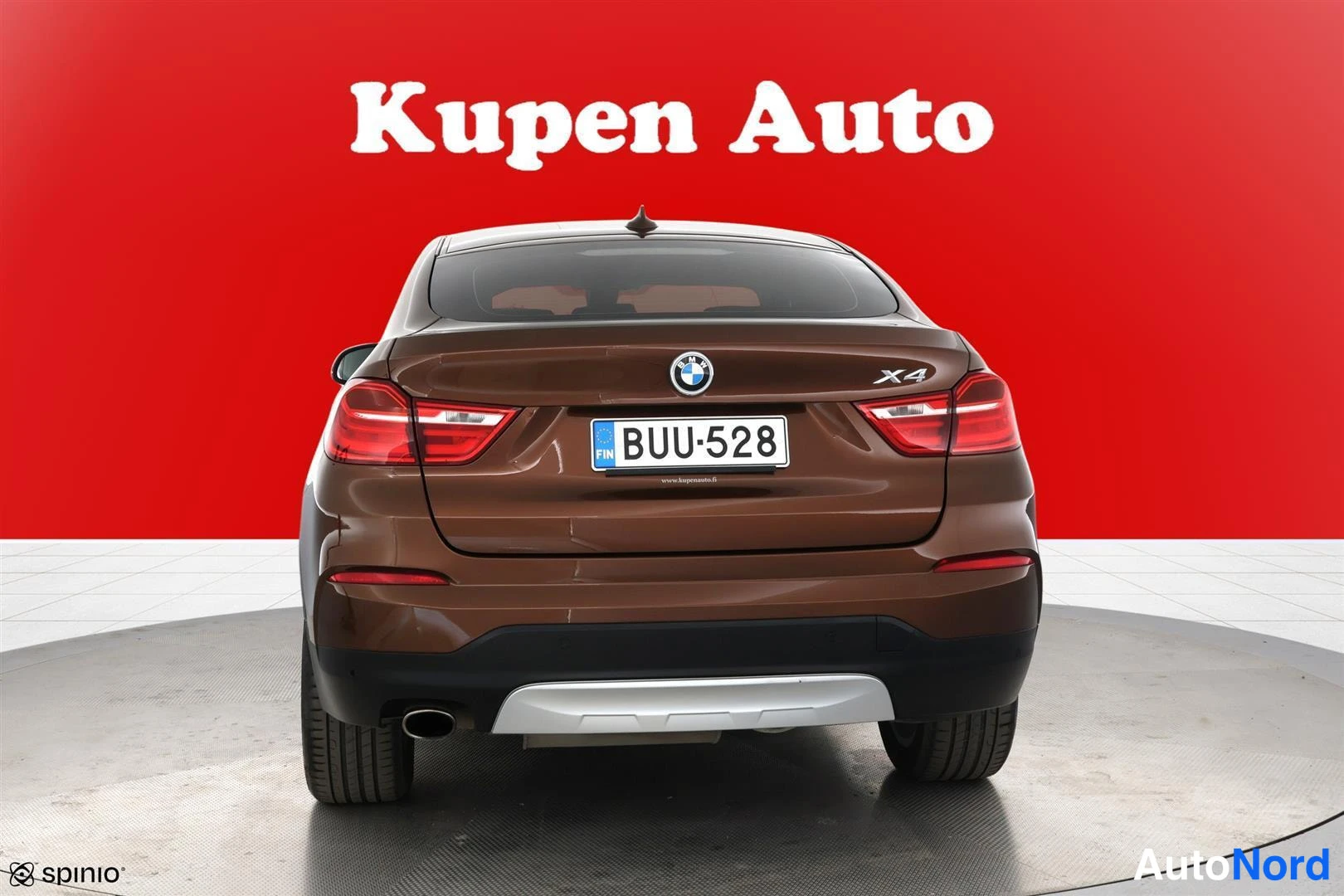 Takaa: BMW X4:n takaosa suoraan takaa, rekisteritunnus, punainen tausta