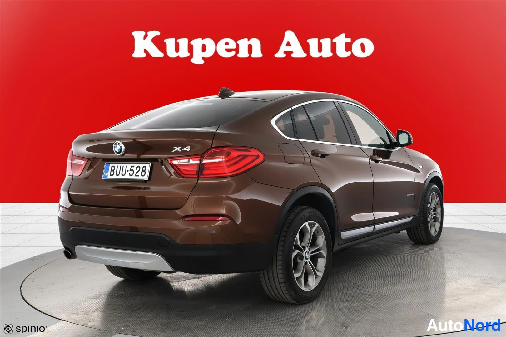 Takaviisto: BMW X4 takaviistosta oikealta, ruskea koriväri, isot vanteet