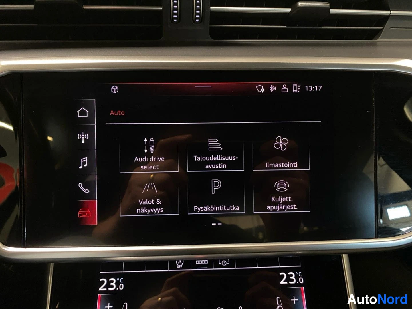 Yksityiskohta: Audi A6:n infotainment-näytön Auto-valikko: Audi drive select, ilmastointi, pysäköintitutka