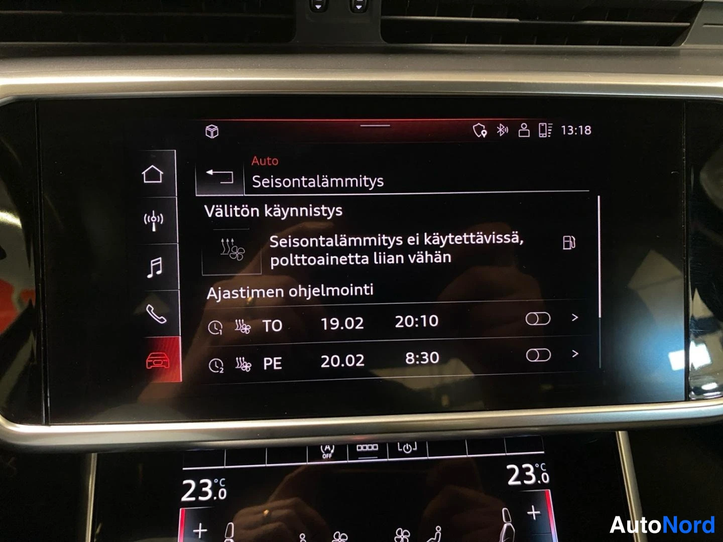 Muu: Keskinäytön näkymä, jossa seisontalämmityksen valikko ilmoittaa polttoaineen loppumisesta, ajastinrivi 19.02 kello 20:10 ja 20.02 kello 8:30.