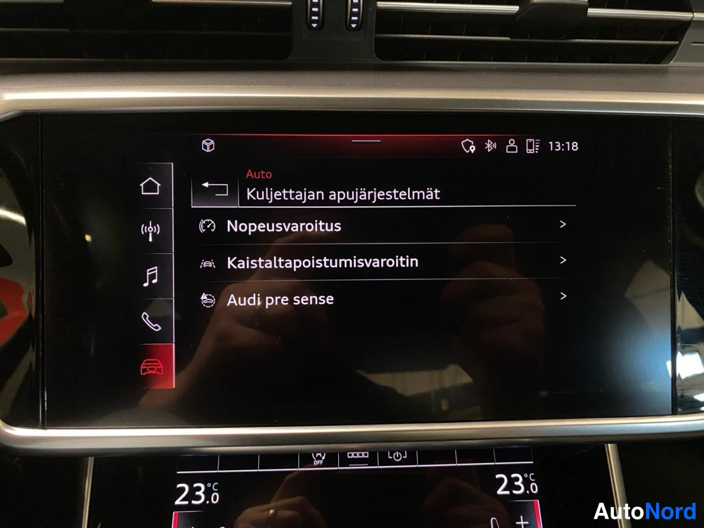 Muu: Keskinäytön valikko 'Kuljettajan apujärjestelmät' kohdilla Nopeusvaroitus, Kaistalta poistumisvaroitin ja Audi pre sense.