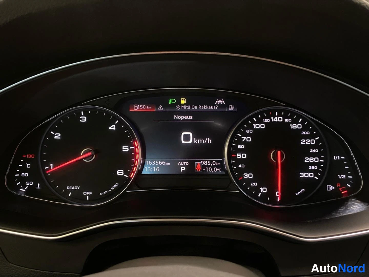 Yksityiskohta: Audi A6:n digitaalinen mittaristo, nopeus 0 km/h, matka 163566 km