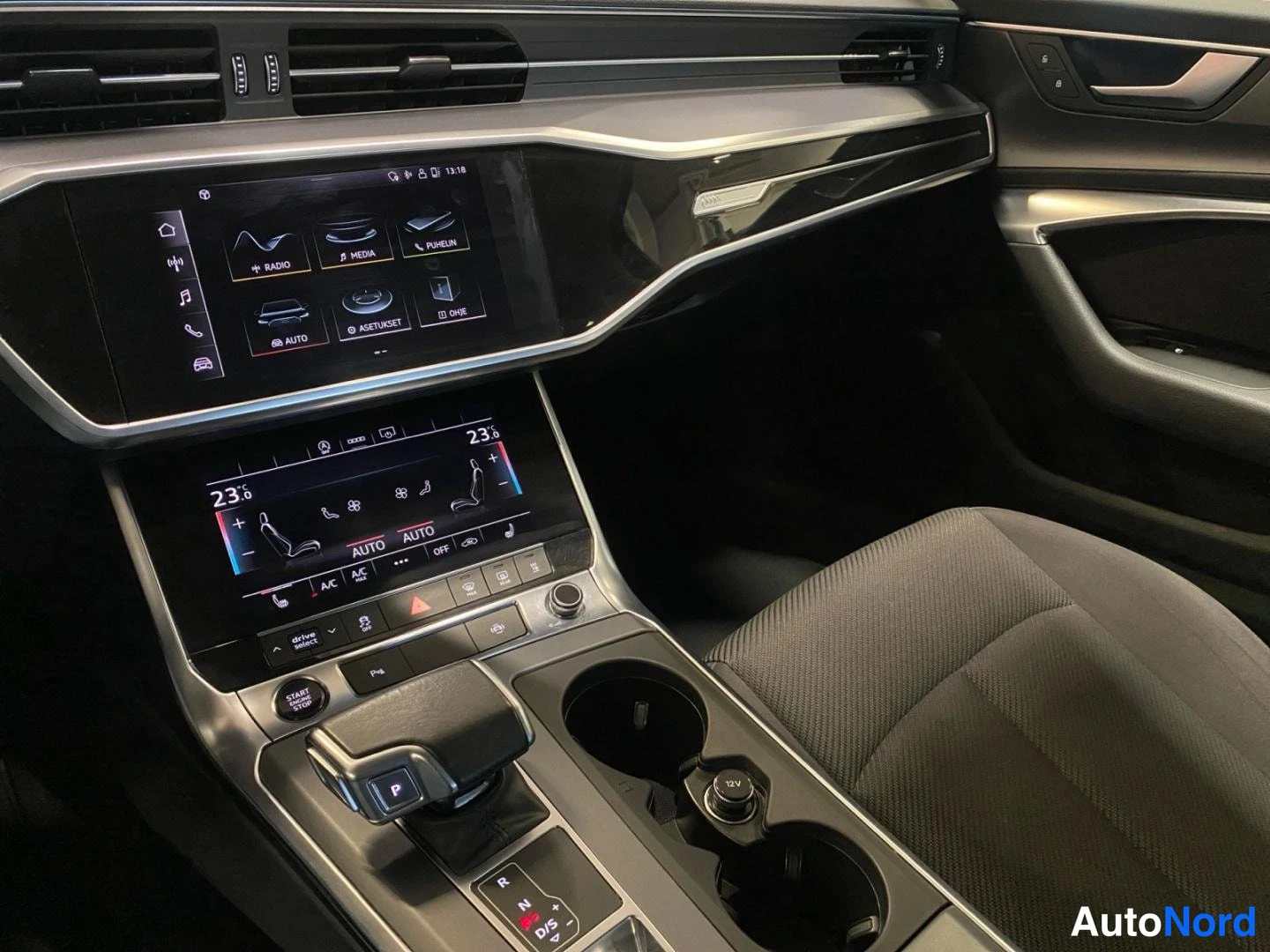 Ohjaamo: Audi A6:n keskikonsoli, infotainment- ja ilmastointinäytöt, vaihteenvalitsin ja kangasistuin