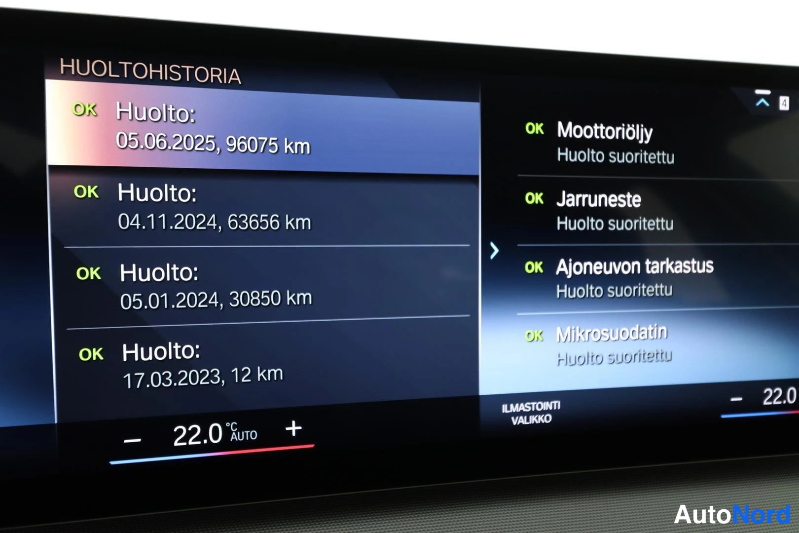 Yksityiskohta: Auton näytön huoltohistoria: huollot 05.06.2025 (96075 km), 04.11.2024 (63656 km), 05.01.2024 (30850 km) ja 17.03.2023 (12 km); moottoriöljy, jarruneste, ajoneu