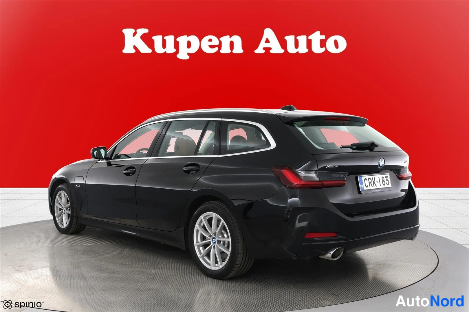 Takaviisto: Musta BMW 330 -farmari takaa vasemmalta kuvattuna, takavalot, pakoputki ja kattokaiteet.