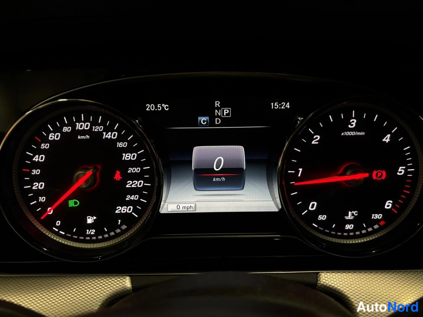 Yksityiskohta: Mercedes-Benzin mittaristo: nopeusmittari aina 260 km/h asti, keskellä näyttö joka näyttää P-vaihteen, lämpötilan 20,5 °C ja kellonajan 15:24.