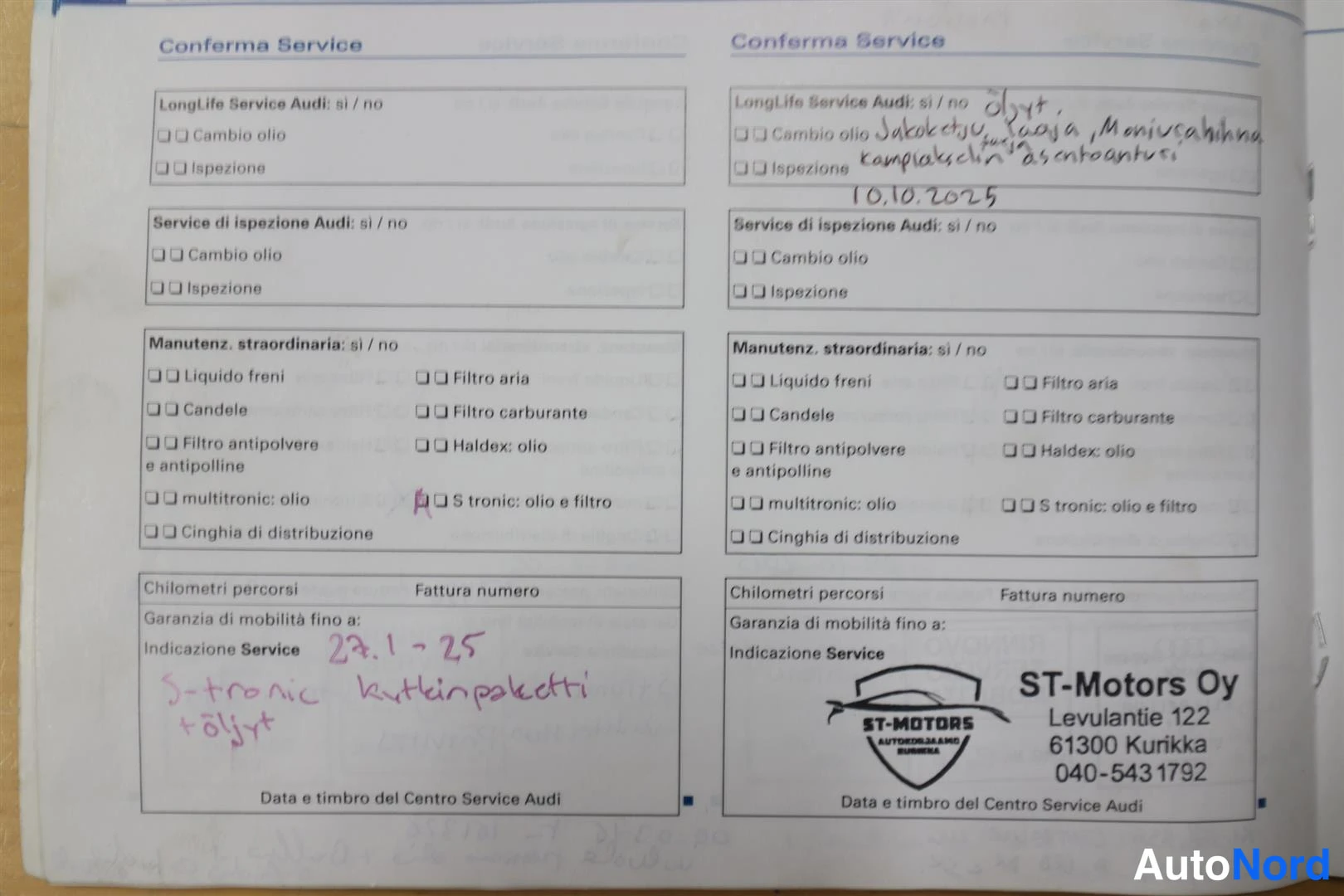 Muu: Audi-huoltokirjan sivu Conforma Service -leimauksilla, käsinkirjoitut merkinnät huolloista ja ST-Motors Oy -leima.