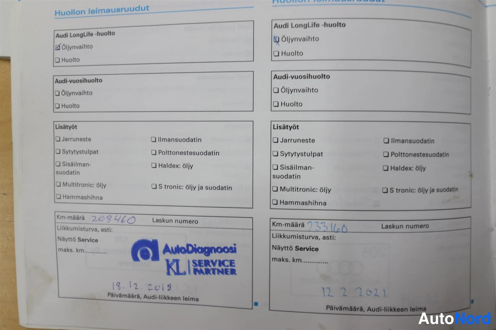 Muu: Audi-huoltokirjan Huollon leimausruudut -sivu, leimat AutoDiagnoosi KL Service Partner ja Audi-liike, km-määrät 208 460 (2019) ja 233 160 (2021).