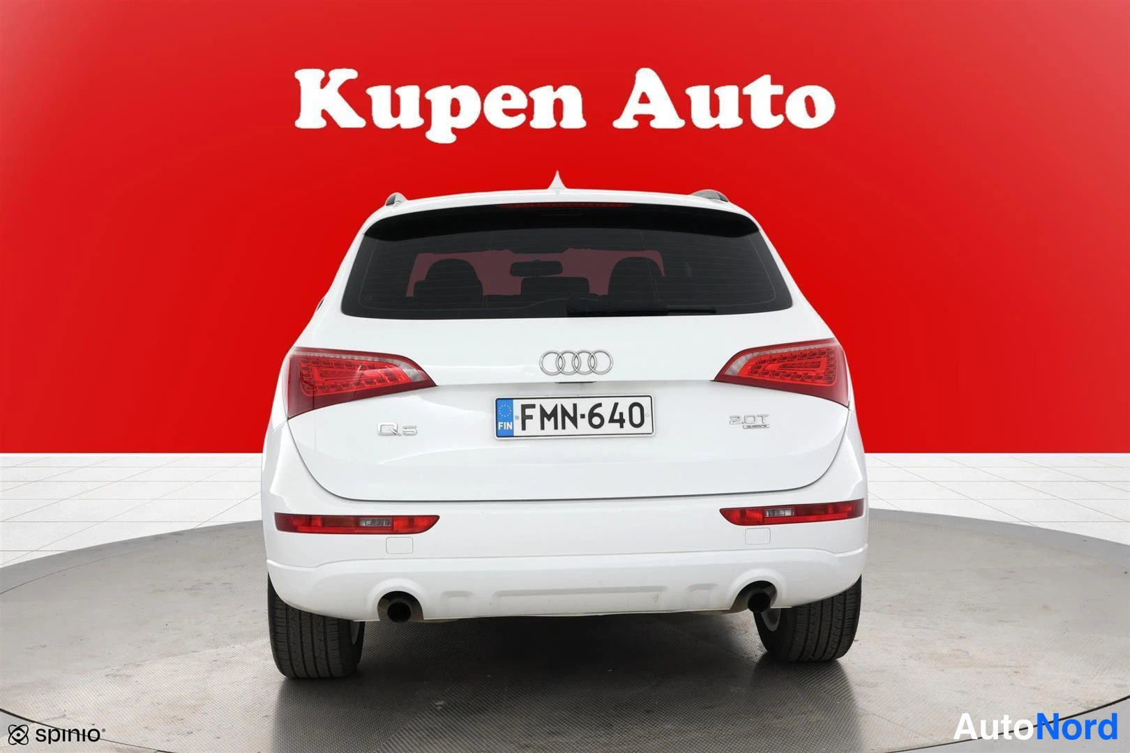 Takaa: Audi Q5:n takapää suoraan takaa valkoisena, punaisella taustalla.
