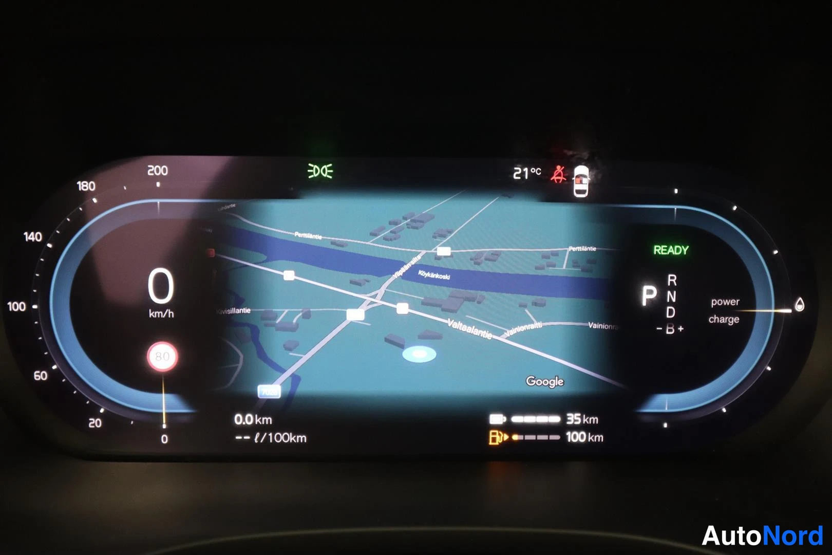 Yksityiskohta: Digitaalinen mittaristo näyttää Google-kartan, READY-merkinnän, P-vaihteen, 35 km ja 100 km toimintamatkat sekä power charge-symbolin