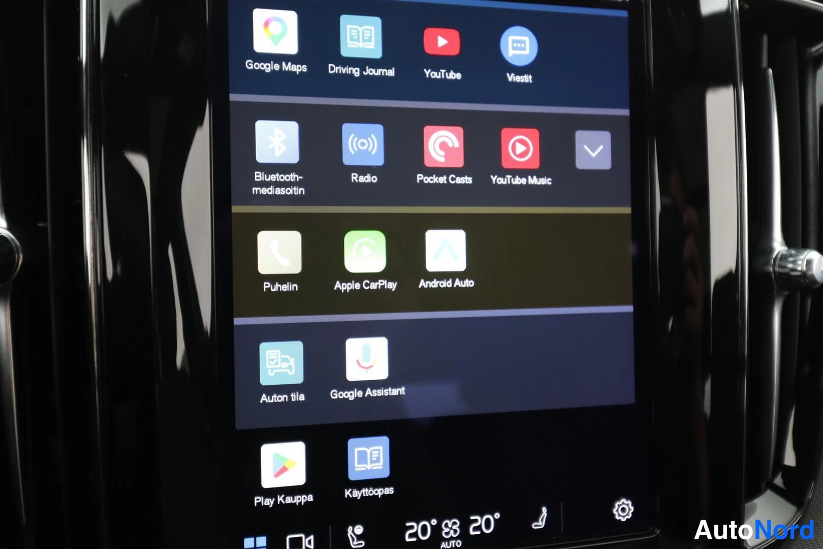 Ohjaamo: Infotainment-järjestelmän valikko sovelluksilla kuten Google Maps, YouTube, Apple CarPlay, Android Auto ja Bluetooth-mediasoitin