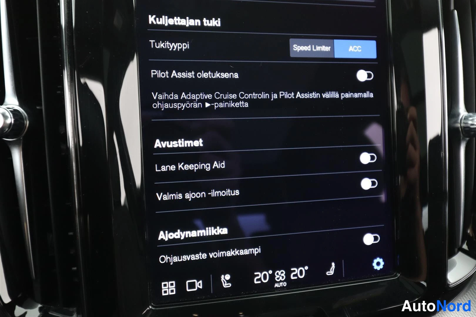 Yksityiskohta: Keskusnäytön Kuljettajan tuki -valikko: ACC valittuna, Lane Keeping Aid ja Pilot Assist -asetukset.