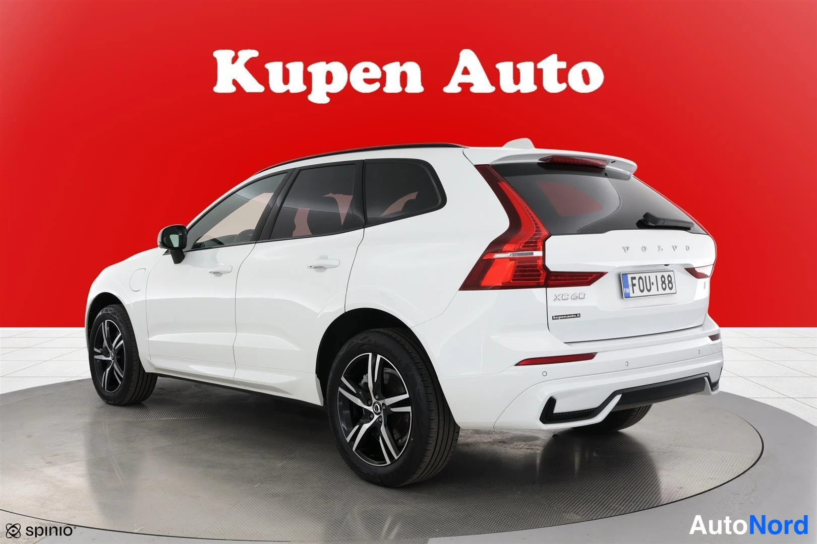 Takaviisto: Valkoisen Volvo XC60:n takanäkymä viistosti, XC60-merkki takaluukussa ja -kilpi.
