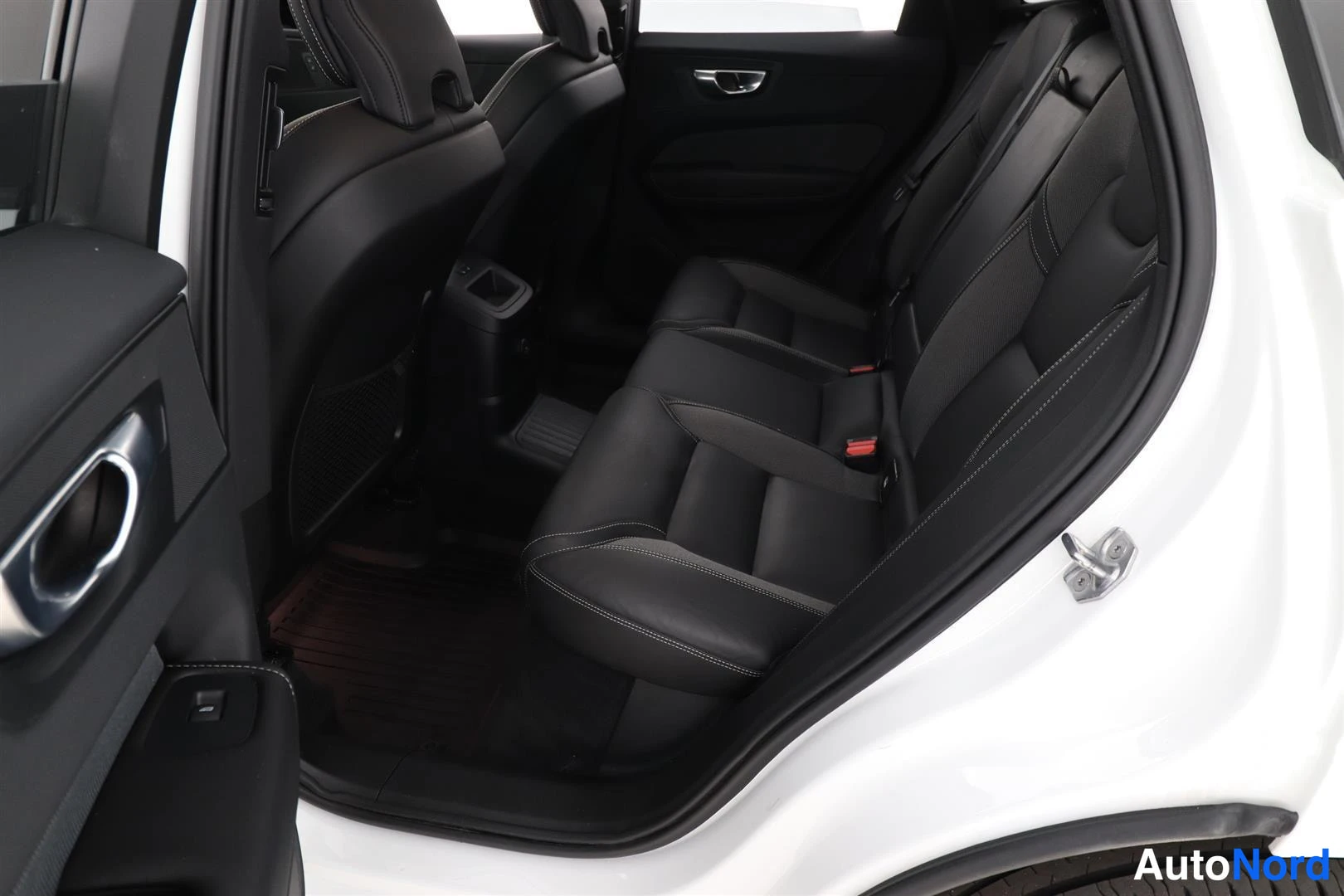 Takaistuimet: Volvo XC60:n takaistuin mustaa nahkaa, kolmen hengen penkki näkyy avatusta takaovesta.