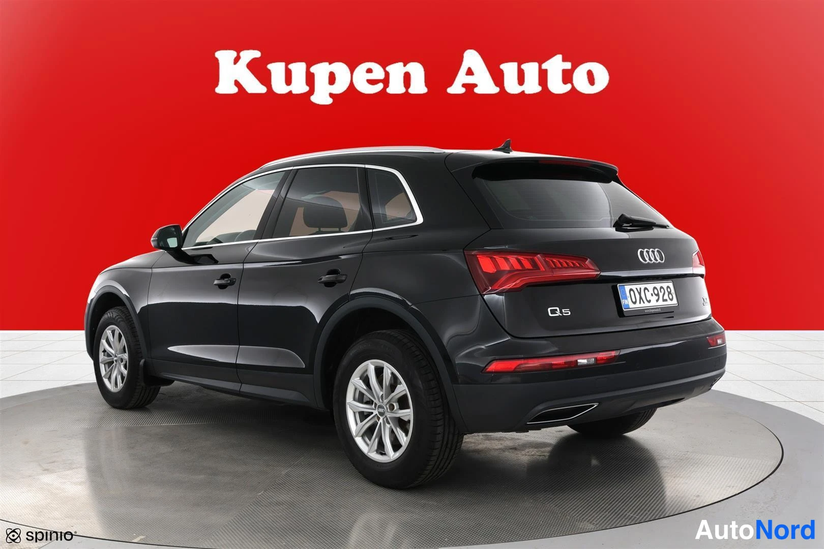 Takaviisto: Musta Audi Q5 takaviistosta vasemmalta, Q5-merkintä ja rekisteri.