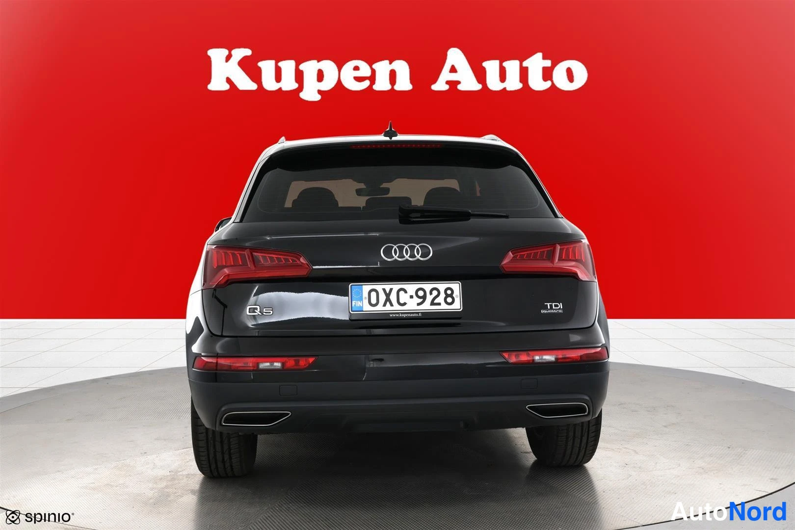 Takaa: Mustan Audi Q5:n takapää suoraan päin, rekisterikilpi ja TDI-merkintä.
