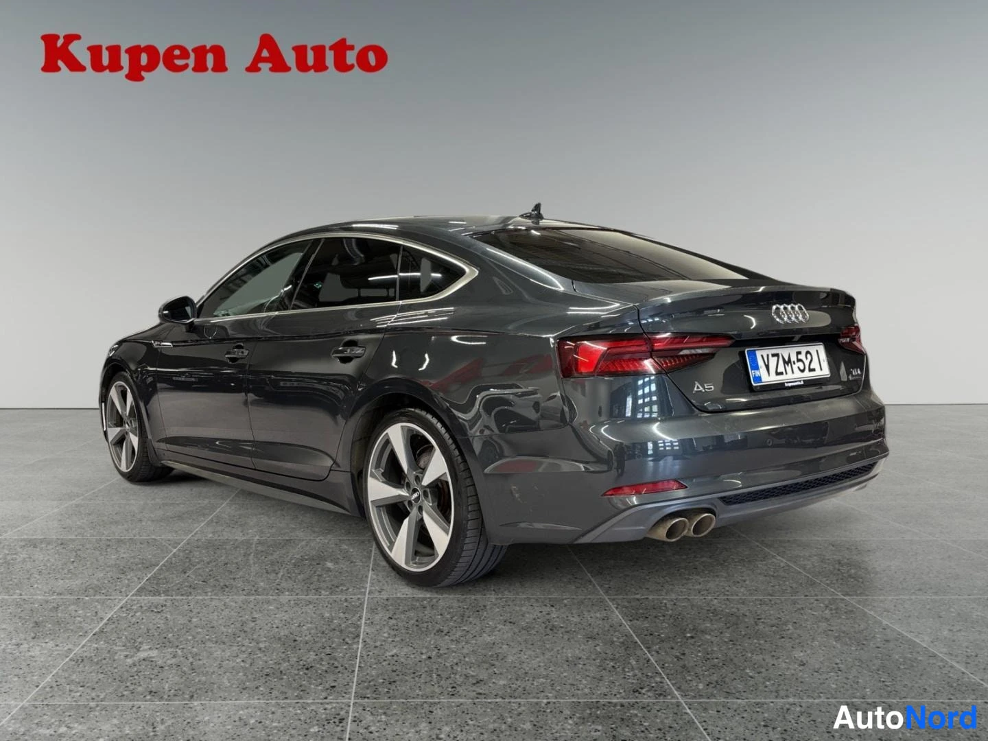 Takaviisto: Audi A5 Sportback takaa oikealta, rekisterikilpi, kaksiosaiset pakoputket