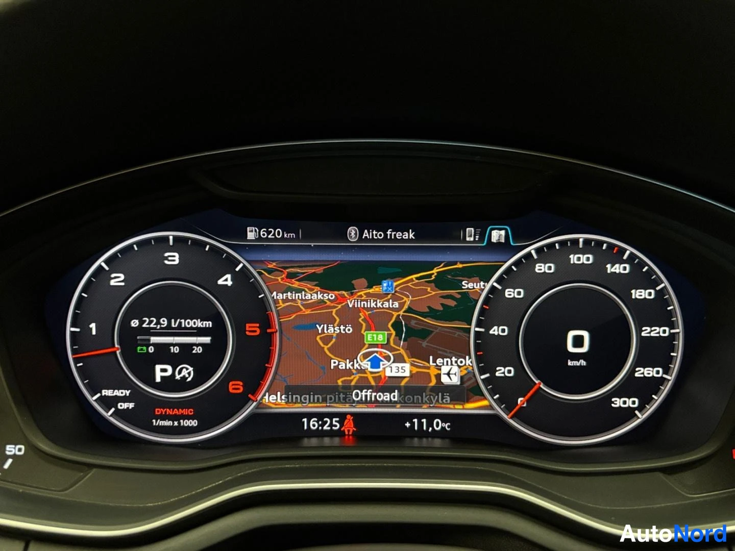 Muu: Digitaalinen mittaristo: nopeusmittari 0 km/h, kierroslukumittari, polttoaineen kulutus 22,9 l/100km, navigointikartta ja kello 16:25.