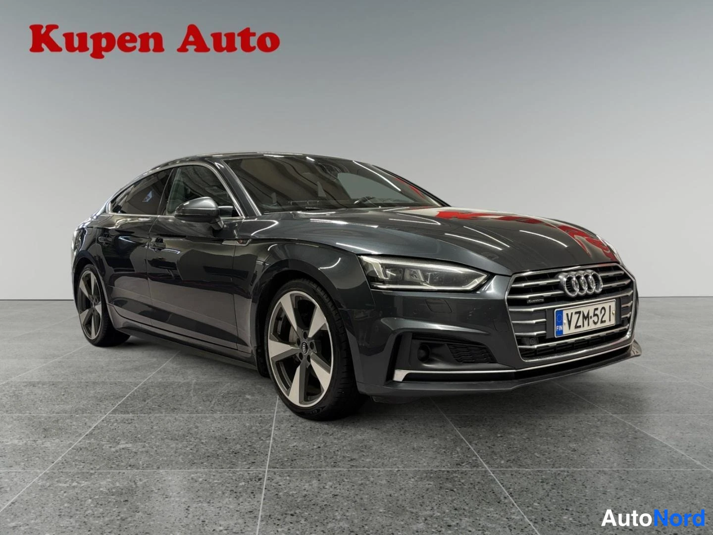 Etuviisto, nokka oikealle: Audi A5 Sportback edestä oikealta, rekisterikilpi