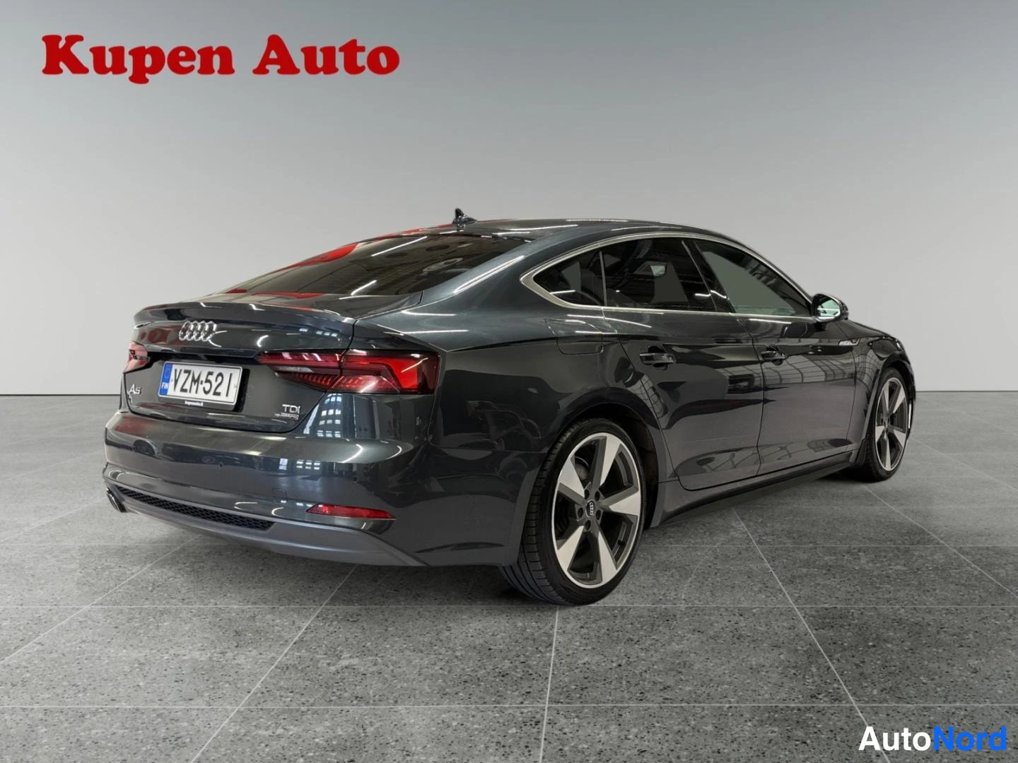 Takaviisto: Audi A5 Sportback takaa vasemmalta, rekisterikilpi, TDI-merkintä perällä