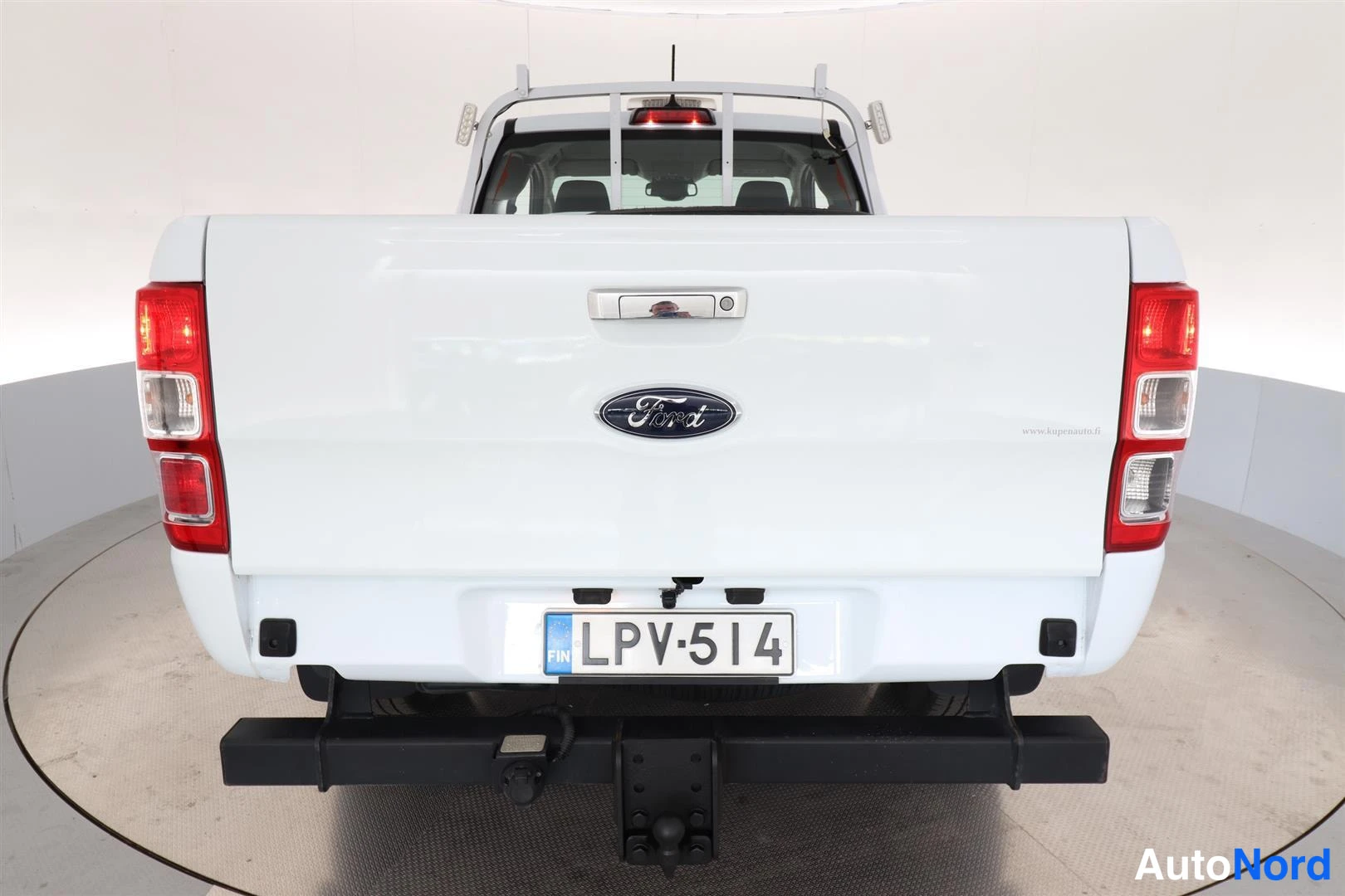 Takaa: Valkoinen Ford Ranger -pakettiauton takanäkymä, rekisterissä, takana hinauskoukku.