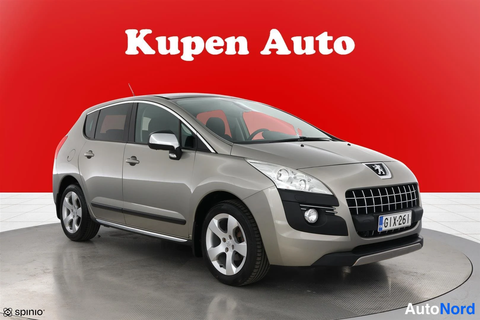 Etuviisto, nokka oikealle: Peugeot 3008 -farmurityyppisen henkilöautin etukulma oikealta; vaaleanharmaa koripinta, rekisterikilpi.
