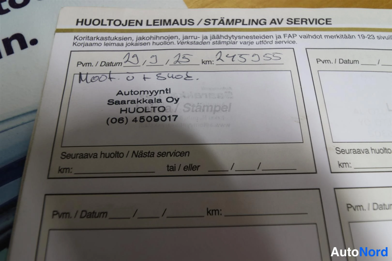 Asiakirja: Huoltokirjan sivu yhdellä täytetyllä huoltomerkinnällä 25/9/2025, km 245055, leima Automyynti Saarakkala Oy Huolto.