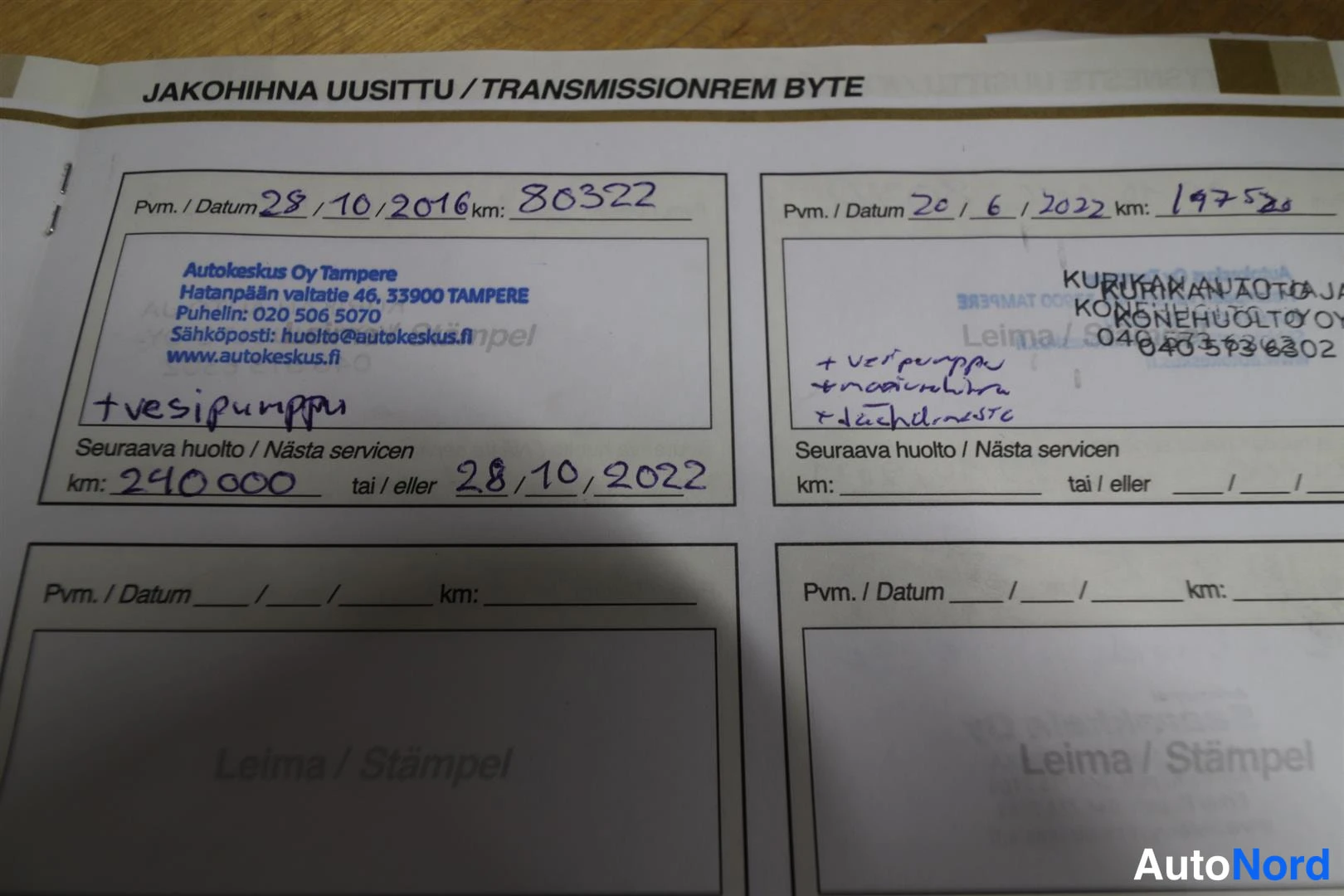 Asiakirja: Huoltokirjan jakohihtnasivu, merkinnät 28/10/2016 km 80322 ja 20/6/2022 km 197520, vesipumppu ja muut osat kirjattu käsin.