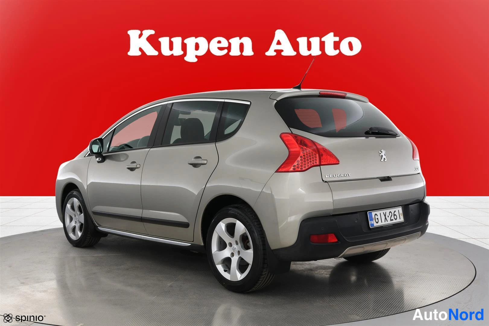 Takaviisto: Peugeot 3008 -henkilöauton takakulma vasemmalta; vaaleanharmaa kori, rekisterikilpi, Peugeot-merkintä takaluukussa.