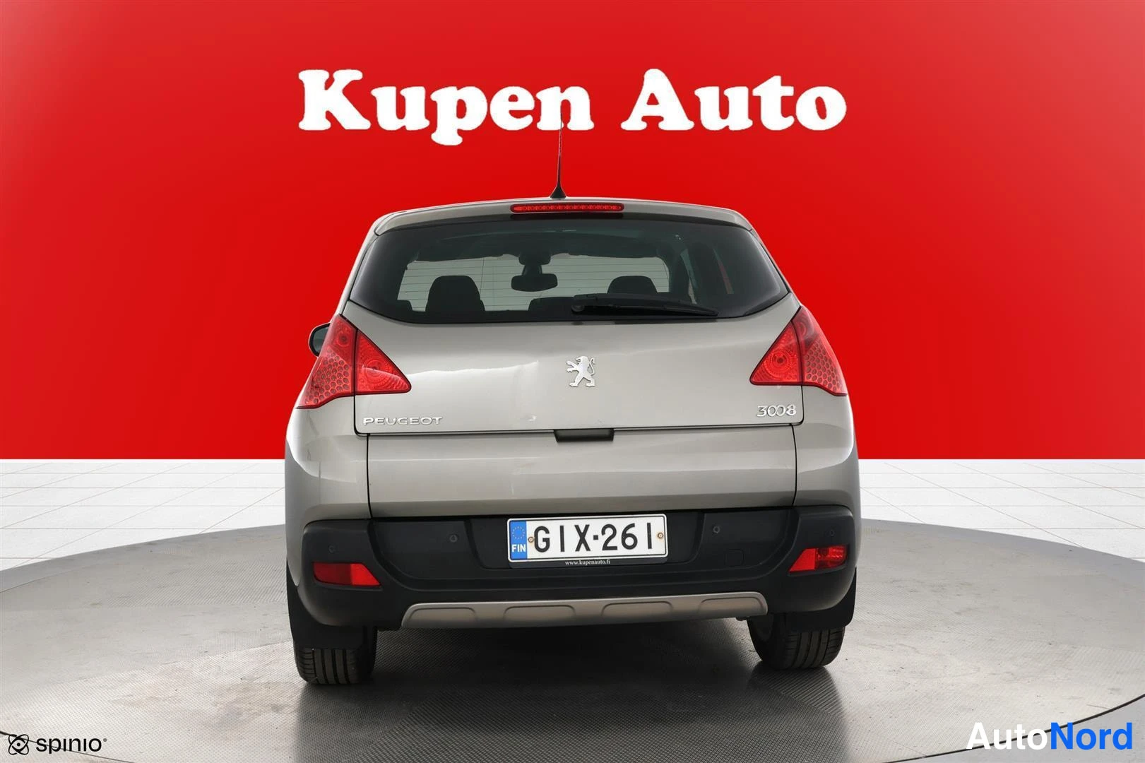 Takaa: Hopeanharmaa Peugeot 3008 takaa kuvattuna, rekisterikilpi, punainen tausta.