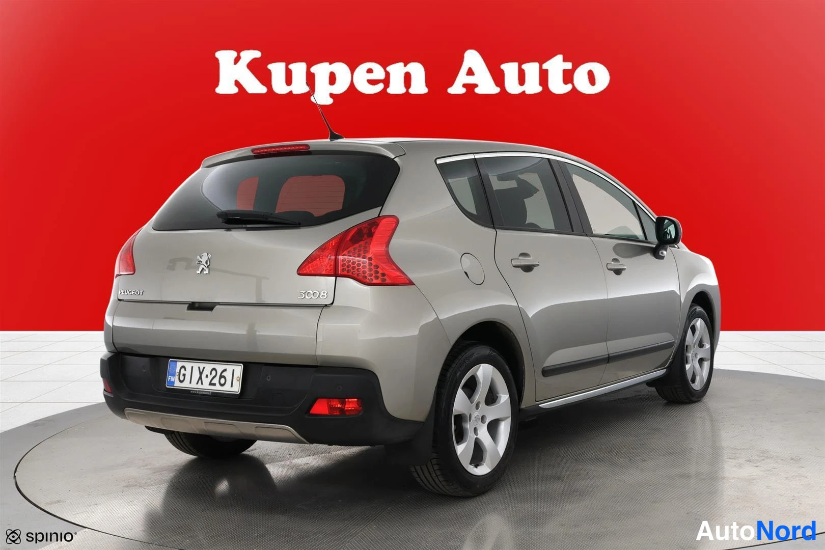 Takaviisto: Hopeanharmaa Peugeot 3008 takaviistosta kuvattuna, oikea kylki ja takavalot näkyvissä, rekisterikilpi.