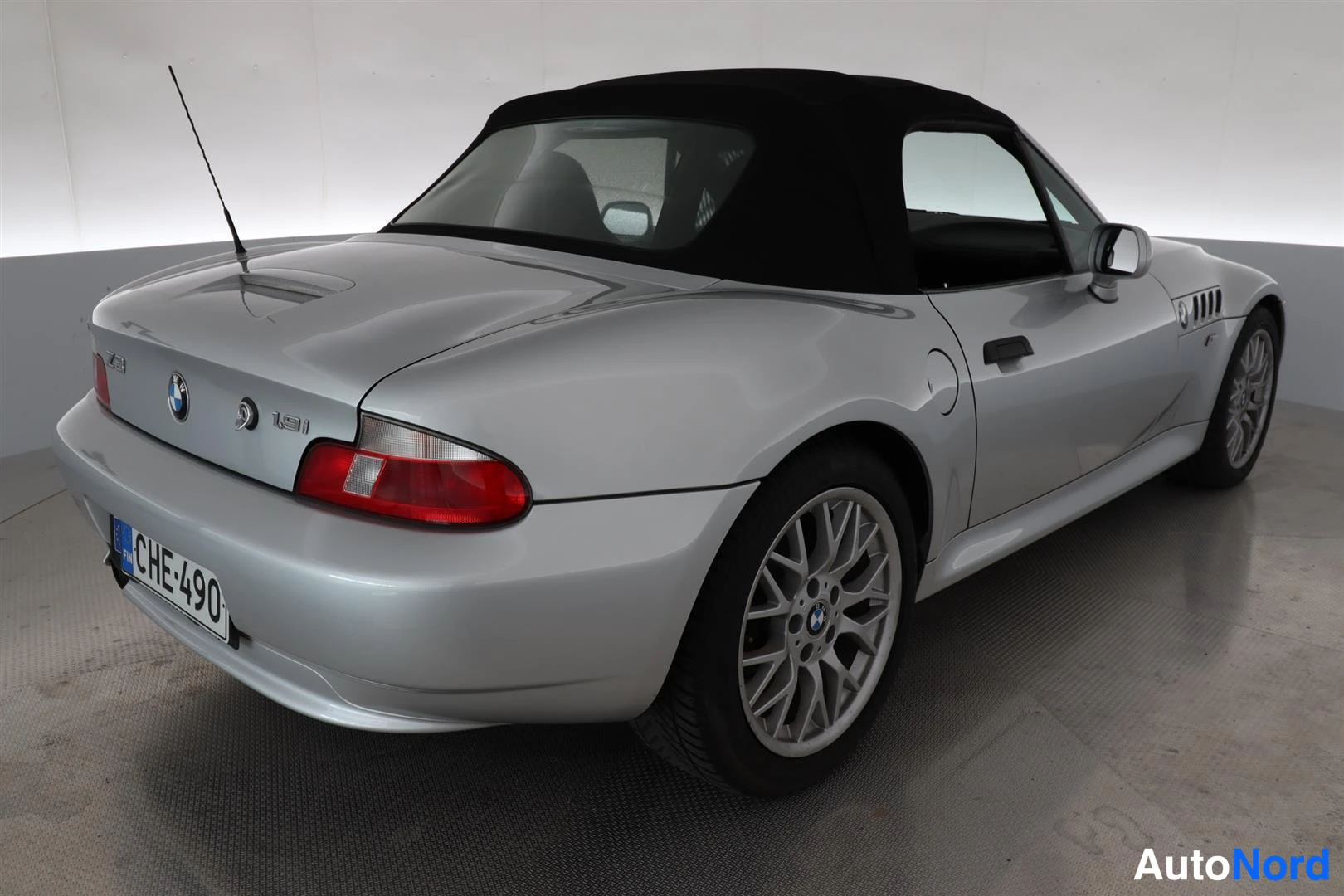 Takaviisto: Hopeanvärinen BMW Z3 -roadster mustalla pehmeällä katolla takaa- ja sivusuunnasta kuvattuna.