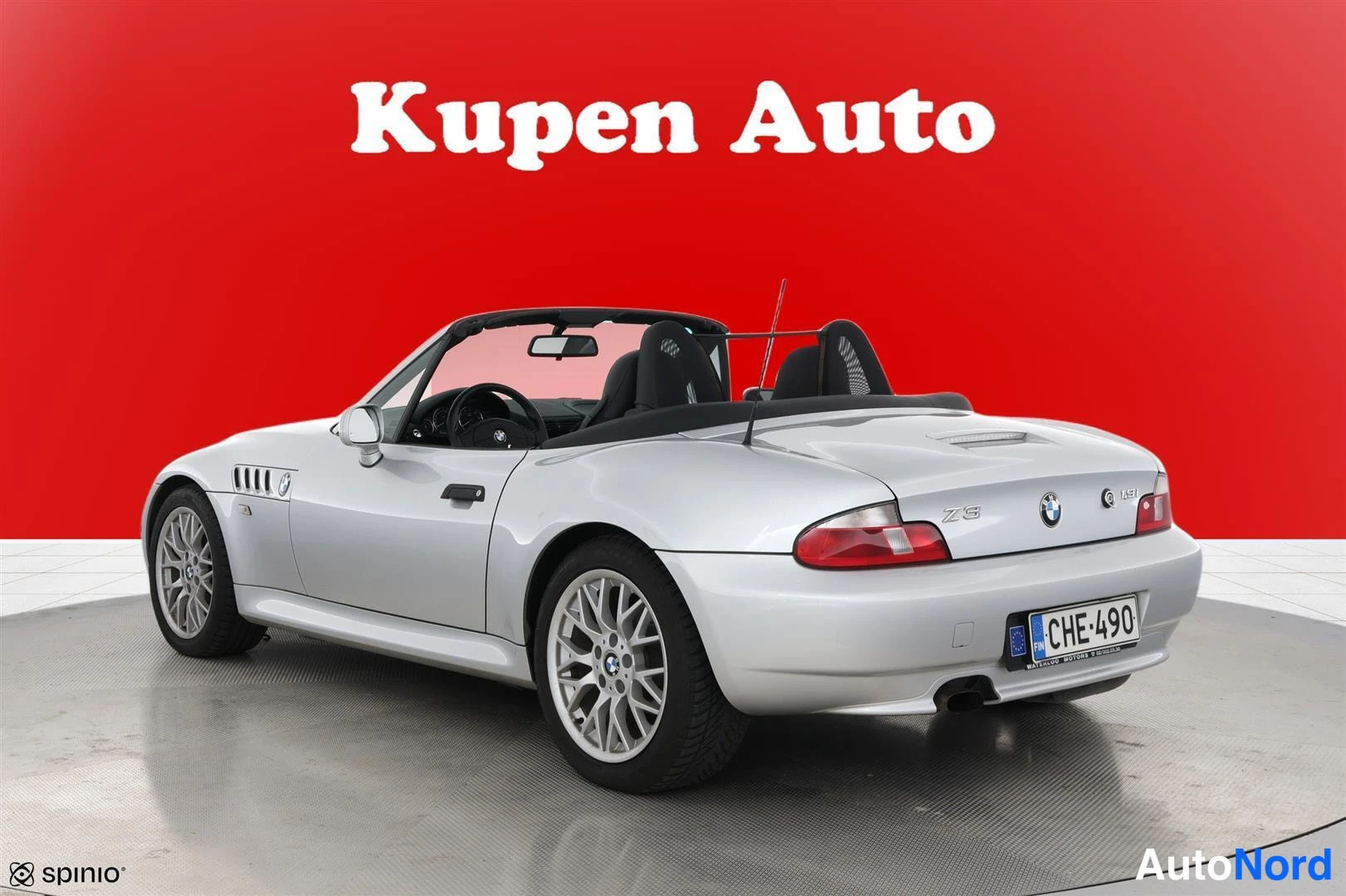 Takaviisto: Hopeanvärinen BMW Z3 Roadster takaa vasemmalta kolmivelokulmassa, takana Z3-merkintä ja -rekisterikilpi.