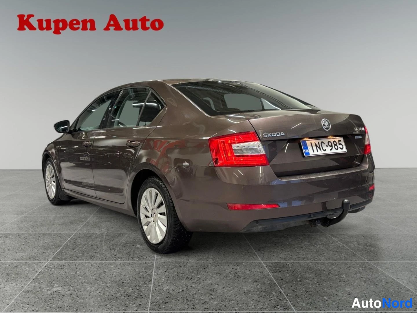 Takaviisto: Skoda Octavia -henkilöauto takaa ja vasemmalta sivulta, rekisteritunnus, lukkiutumaton peräkoukku.